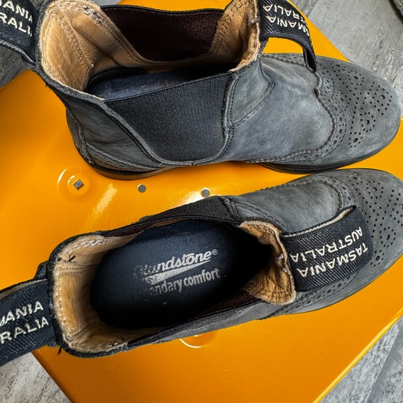 Blundstone Black Ankle Boots with Elastic Panels - Picture 4 of 6